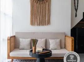 NEW Cozy, Smart, Renovated Flat Western Standard