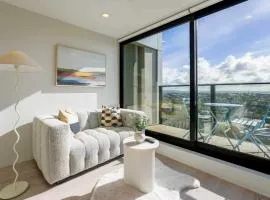 Sunny & Cosy CBD Top-Floor Getaway
