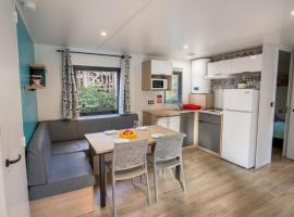 Mobil home 32m² avec terrasse, 3 chambres pour 6 personnes - API-1-52-713, hotel in Barbey-Séroux