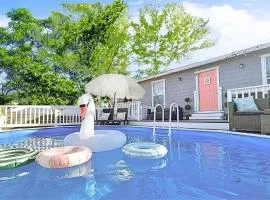Spacious Oasis 1 mi to Riverwalk