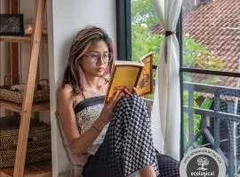 NEW Cozy, smart, flat above Ubud's roofs - Western Standard