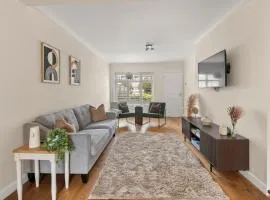 Stylish 3 Bed House l Free Driveway Parking