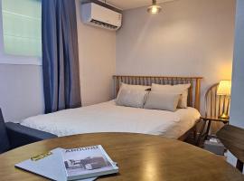 HWAGOK HAM STAY, Hongdae 20 minute, отель в Сеуле