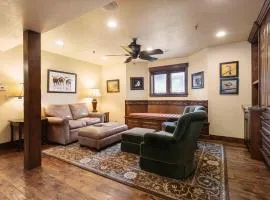 1617 - Six Bedroom plus Den Lakeside condo