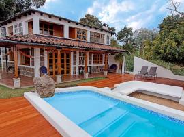 산 페드로 라 라구나에 위치한 반려동물 동반 가능 호텔 Lakefront Villa with Beach Access & Infinity Pool