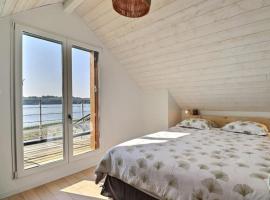 Cozy lakefront wooden house, hotel din Bazouges-sous-Hédé
