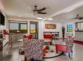 Econo Lodge Inn & Suites