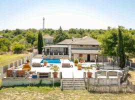 Luxury, private pool, sauna, beach!, hotell i Banya
