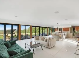 Seven Space - Willow Barn, Hot Tub & Scenic Rural Retreat