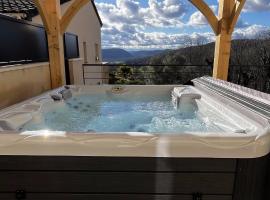 Maison avec spa privatif et vue sur la vallée, hotel in Saint-Étienne