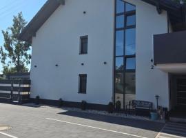Dachgeschoss Wohnung, hotel in Langerringen