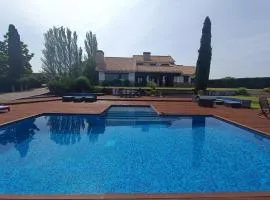 La Traviesa,Villa de Lujo de 500 m. en el Campo con Piscina