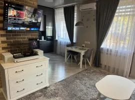 Просторі LUX апартаменти на центральному проспекті, програвач вінілу з платівками, великий Smart TV,преміум-підписки YouTube та онлайн-кінотеатрів , кавомашина, відкритий балкон, ЗВІТНІ ДОКУМЕНТИ