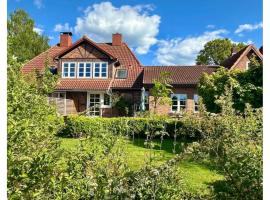 Romantic house in charming village, hotel v destinaci Schashagen