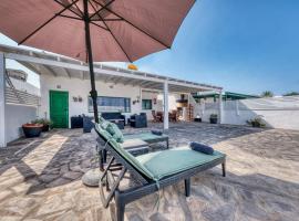 Cocoteros Ocean View House, hotel in Guatiza