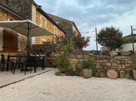 Beautiful two bedroomed gite, hotel Soturac városában