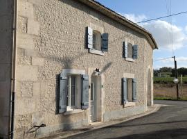 Maison charentaise, Hotel in Juillac-le-Coq
