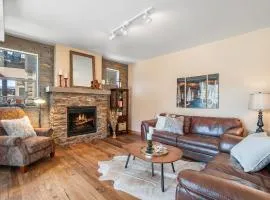 Trailhead 324 Shared Hot Tub, Pool, Private Balcony, and Grill