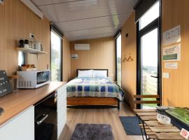 Bruce Farm Alpaca Cabin 3 by Tiny Away, Glampingunterkunft in Balclutha