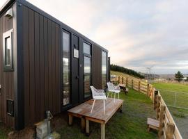 Bruce Farm Alpaca Cabin 4 by Tiny Away, Glampingunterkunft in Balclutha