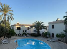 Tranquil Poolside apartment with stunning views, ξενοδοχείο στον Μαζωτός