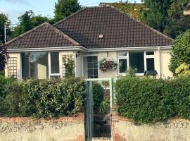 3 bedroom cottage in the heart of Topsham with river views and parking, bungalow en Topsham