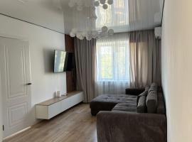 современная квартира рядом с парком, hotel en Taraz