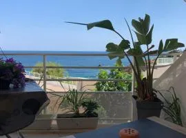 Studio calme vue mer pieds dans l'eau