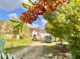 Voilà Le Logat - Chambres & Gîtes, holiday rental in Sainte-Gemme