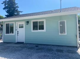 Newer Cozy Guest Cottage with Saltwater Spa!, hotel in Weed