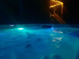 Okidoki huset med welness, hotel com banheiras de hidromassagem em Hagfors