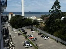 Apartamento novo, 2 quartos a 50 metros da praia