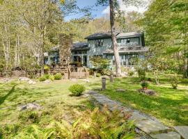 Luxe Poconos Pines Home with Beach and Amenities!, hotel in Pocono Pines