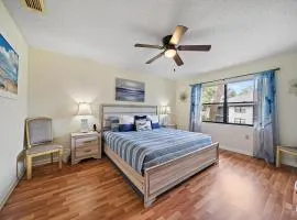 Stylish and Modern Shorewalk condo close to top beaches, heated pools, hot tub, IMG Academy, dining