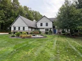 Off The Hook Spacious Home with Pool Firepit Large Yard