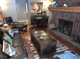 Ski-In, Ski-Out Sunrise Village Killington Condo - 2BR, Fireplace, Pool, отель в Киллингтоне