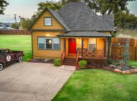 Ralphie's House Chickasha - Sleeps 10 - Hi Speed WIFI - Brand New!