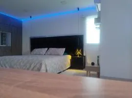 Habitación King con baño privado, AC, cerca a centro de eventos, aeropuerto,zona bancaria y comercial
