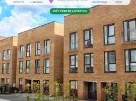 4 Bedroom 3 Bathroom House - Sleeps up to 8 - City Centre - Free Parking, Fast Wifi, Private Garden and Smart TV by Yoko Property