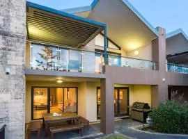 Surfside 8 Spacious Retreat on Yallingup Beach