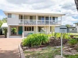 Salty Dayz Retreat - Steps from Busselton Beach