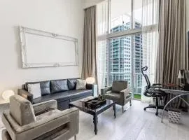 Beautiful Icon Brickell Double height ceiling