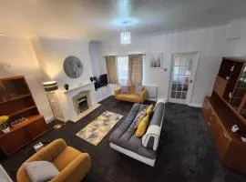 Primos Palace 4 - Bedroom House in Blyth