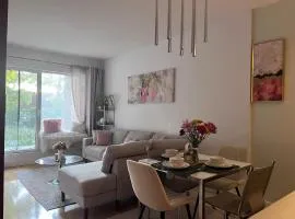 2BR Condo in the Heart of Montreal Free Parking