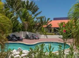 Blue Marlin Apartments, Nabij Mambo Beach