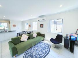 4b2b Coomera Comfort Lodge Near Theme Park & Westfield, cabin in Gold Coast