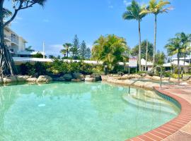 Top Floor , Ocean and Resort Pool Views at Alex Beach Resort for 2 !!!, hotel with hot tubs in Alexandra Headland