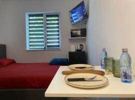 Garsonieră stil hotel 2，斯拉蒂納的有停車位的飯店