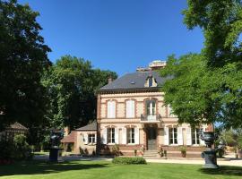 Château de Montabert, hotel with hot tubs in Montaulin