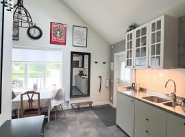 Independent private guest house 20 minutes from Stockholm city, ξενοδοχείο σε Danderyd